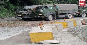 Jammu Kashmir: रामबन में सेना की गाड़ी पर गिरा पेड़, दो जवान घायल