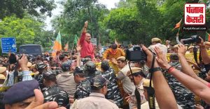 Delhi: भाजपा ने ‘AAP’ के मुख्यालय’ के पास प्रदर्शन कर CM केजरीवाल से इस्तीफे की मांग