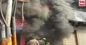 Ghaziabad: यूनियन बैंक में लगी भीषण आग, कागजात और अन्य सामान जलकर राख