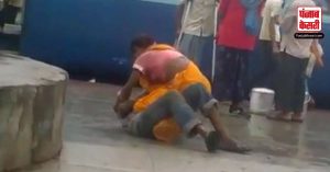 रेलवे स्टेशन पर पत्नी ने की पति की जमकर धुनिया, लड़ाई का CCTV देख यूजर्स बोले- ‘WWE का नया चैंपियन’