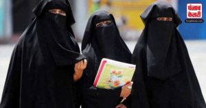 इंडोनेशियाई स्कूल ने गलत तरीके से इस्लामिक हेड स्कार्फ ‘हिजाब’ पहनने पर 14 लड़कियों के सिर मुंडवा दिए