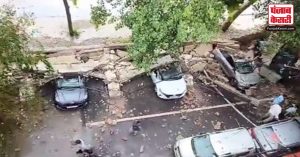 दिल्ली : दिलशाद गार्डन में स्कूल की दिवार गिरी, कई वाहन आए चपेट में