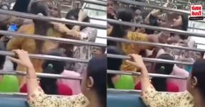 एक ने मारा थप्पड़, दूसरे ने पकड़ा बाल, Mumbai लोकल Train में दो महिलाओं ने किया बवाल