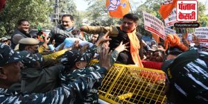 AAP कार्यालय के बाहर विरोध प्रदर्शन कर रहे BJP कार्यकर्ताओं को दिल्ली पुलिस ने हिरासत में लिया