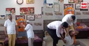 Mulayam Singh Yadav को श्रद्धांजलि देते हुए फूट-फूटकर रोया सपा नेता, Video देख नहीं रोक पाएंगे हंसी