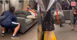 मेट्रो के अंदर सोफा लेकर घूसे ये दो लड़के, नजारा देख Public हो गई कन्फ्यूज, Watch Video