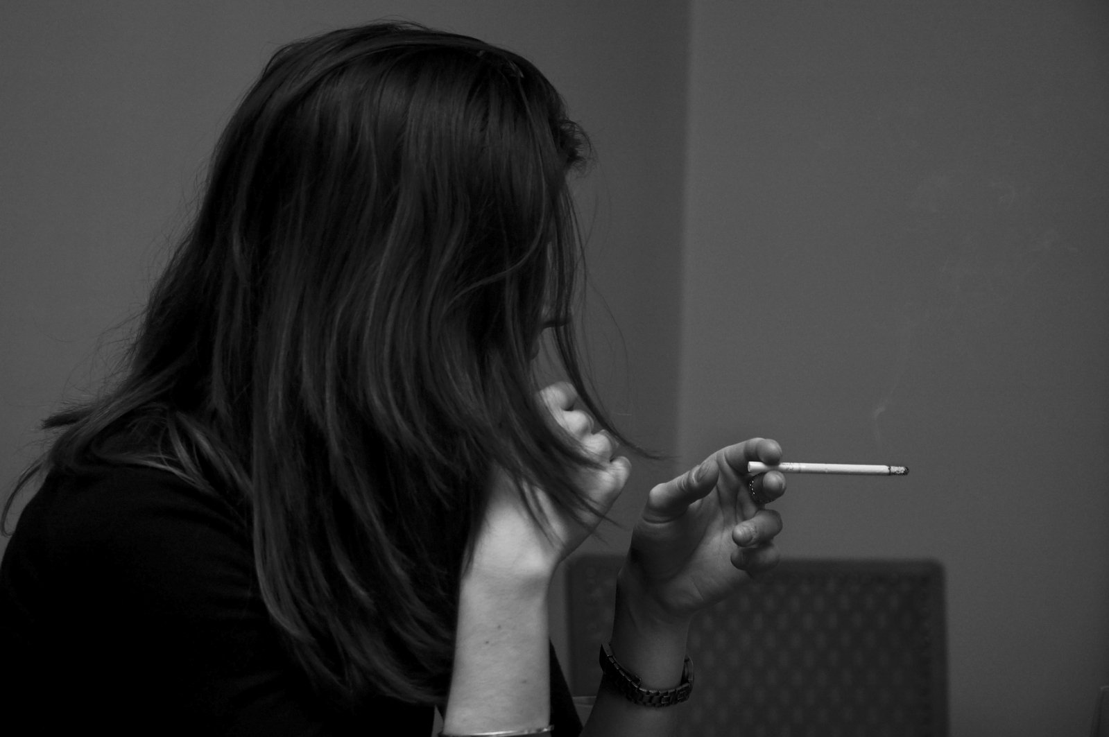 girl with cigarette 1430790