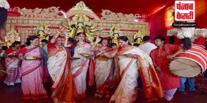 बंगाल में दुर्गा पूजा के मौके पर ‘सिंदूर खेला’ में क्यों विवाहित महिलाएं ही लेती है भाग?