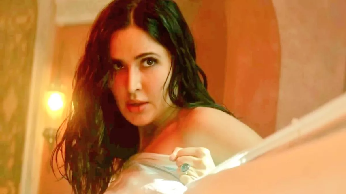 Katrina Kaif towel Scene
