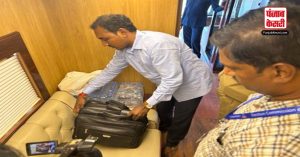 चंद्रशेखर राव के प्रचार वाहन की चुनाव आयोग के अधिकारियों ने की जांच