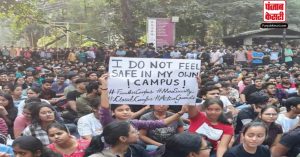 IIT-BHU Campus में छात्रा से हुई छेड़छाड़ के बाद छात्रों ने किया हंगामा
