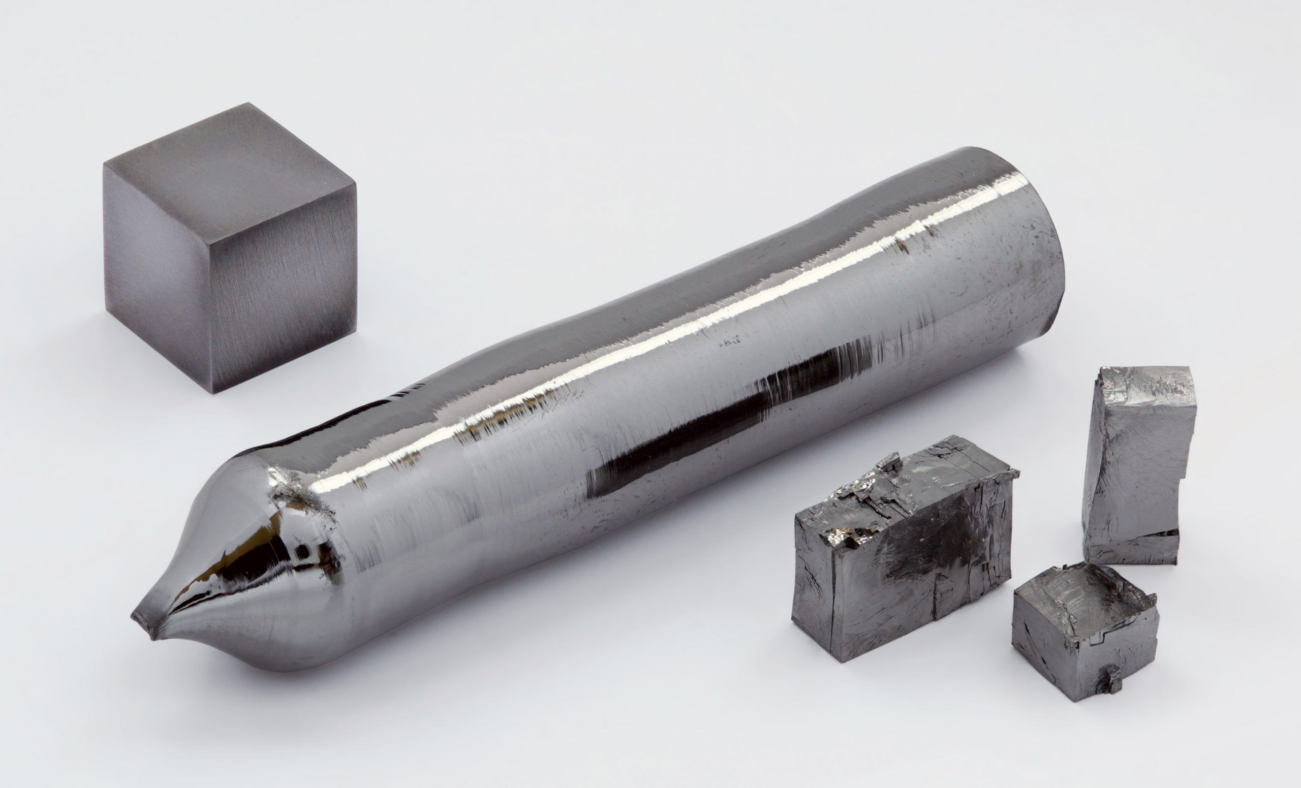 Tantalum single crystal and 1cm3 cube scaled