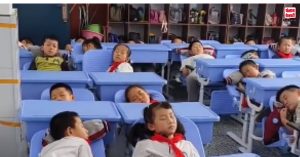 क्या स्कूल है! Lunch करके सो जाते हैं बच्चें, रोकने के बजाए टीचर देते हैं तकिया बिस्तर