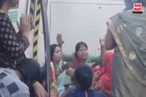 महिला मंडली ने Delhi Metro में किया कीर्तन, वीडियो देख गुस्साई Public