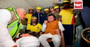 Uttarakhand tunnel accident: मजदूरों के परिवार वालों से मिले सीएम धामी