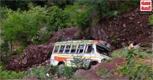 जम्मू कश्मीर के राजौरी में मिनी बस खाई में गिरी, तीन यात्रियों की मौत