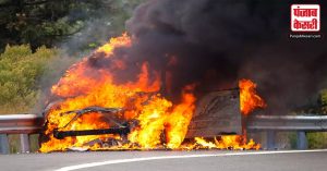 Moving car catches fire: दिल्ली-जयपुर राजमार्ग पर  चलती कार में लगी आग, यात्रियों ने ऐसे बचाई जान