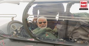 PM Narendra Modi Flies in Tejas: पीएम मोदी ने तेजस फाइटर जेट में भरी उड़ान, कहा किसी से…