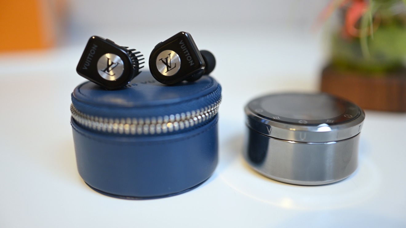 34940 63926 Louis Vuitton Horizon Earbuds on Carrying Cse