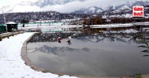Jammu and Kashmir: घाटी में कड़ाके की ठंड ने तोड़े सारे रिकॉर्ड, जमी झीलें और पानी के पाइप