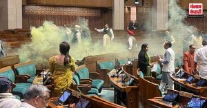 Parliament Security Breach: सुरक्षा उल्लंघन के बाद संसद में सिक्योरिटी मज़बूत, सुरक्षाकर्मियों ने उतरवाए जूते