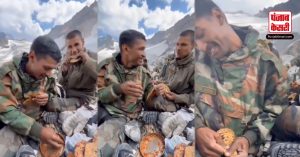 भारतीय सेना का हाथ में ठंडी-सूखी रोटी लिए वीडियो हुआ वायरल, सैनिकों को ऐसे देख लोग हुए भावुक