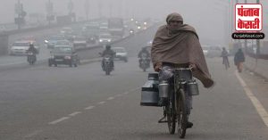 Delhi में ठंड का कहर जारी, पहाड़ों पर हो रही बर्फबारी ने बढ़ाई ठिठुरन