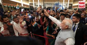 दुबई पहुंचे PM Modi, ‘वंदे मातरम’ के नारों के साथ हुआ जोरदार स्वागत