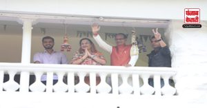 शिवराज सिंह ने अपनी पत्नी साधना सिंह और बेटों के साथ आवास की बालकनी से जीत के संकेत दिखाए