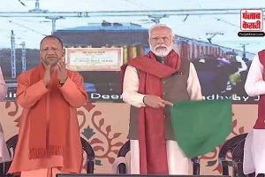 PM Modi ने वाराणसी-नयी दिल्ली वंदे भारत एक्सप्रेस को दिखायी हरी झंडी