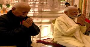Ram Mandir: कुर्ता-धोती में नजर आए PM Modi, हाथों में चांदी का छत्र लिए पहुंचे राम मंदिर