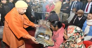 Yogi Adityanath: CM योगी ने रैन बसेरों में जरूरतमंदों को बांटा कंबल व भोजन