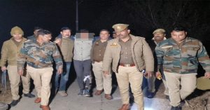 Uttar Pradesh: मुजफ्फरनगर में पुलिस ने लुटेरे बदमाश को मुठभेड़ में किया गिरफ्तार, 3 फरार
