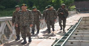 Jammu-Kashmir: वरिष्ठ सैन्य अधिकारी ने किया अग्रिम क्षेत्रों दौरा