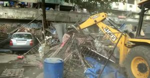 मुंबई में उपद्रवियों के अवैध निर्माण पर चला बुलडोजर