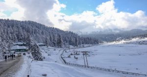 Jammu-Kashmir: कश्मीर में शीत लहर से थोड़ी राहत, ठंड का कहर अब भी जारी