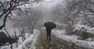Jammu-Kashmir: कश्मीर में हाड़ कंपाने वाली ठंड, श्रीनगर में पारा शून्य से नीचे दर्ज