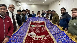 दिल्ली के मुख्यमंत्री अरविंद केजरीवाल ने अजमेर शरीफ पर चढ़ाई चादर