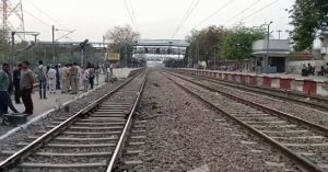 Uttar Pradesh: फाटक बंद होने पर भी रेलवे क्रॉसिंग पार करने से दो की मौत