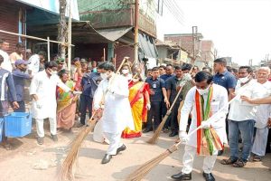 Tripura: मुख्यमंत्री माणिक साहा ने मंदिर स्वच्छता अभियान में लिया हिस्सा