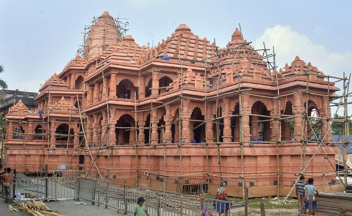 Artist made artwork of ram mandir with diamonds in Surat
