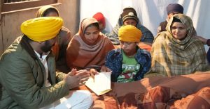 Punjab: शहीद हवलदार जसपाल सिंह के घर पहुंचे CM मान, परिजनों को सौंपा 1 करोड़ का चेक