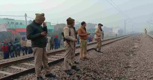 Accident at railway crossing: कोहरे के कारण ट्रेन की चपेट में आईं दो छात्राएं, एक की मौत