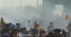 Farmer Protest: शंभू बॉर्डर पर Haryana पुलिस ने छोड़े आंसू गैस के गोले