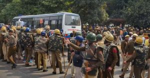 Delhi कूच कर रहे 50 किसानों को गुरुग्राम पुलिस ने हिरासत में लिया