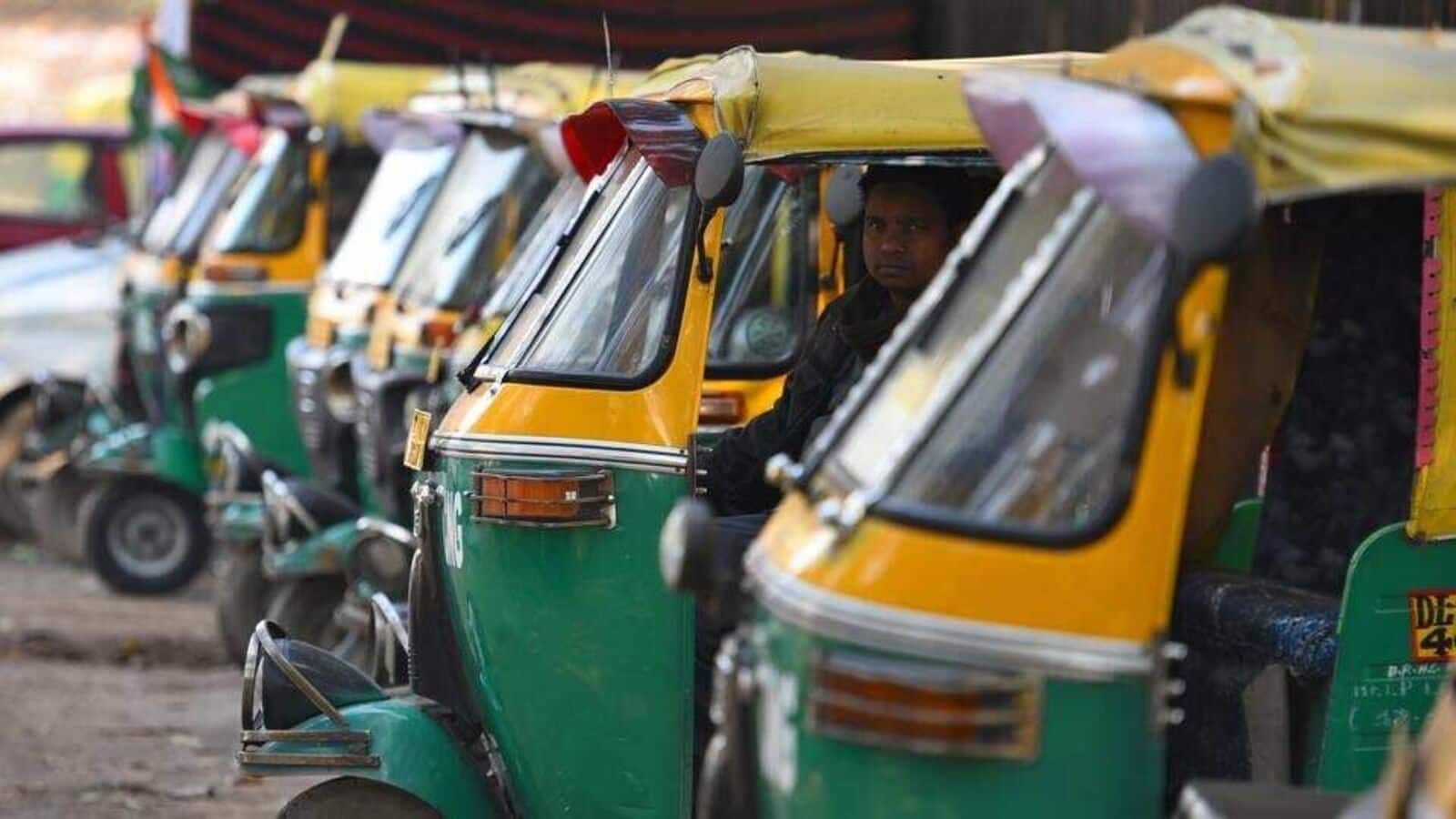 rickshawala speaking fluent english with foreign