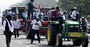 Yamuna Expressway पर किसानों ने निकाला ट्रैक्टर मार्च, लगा जाम