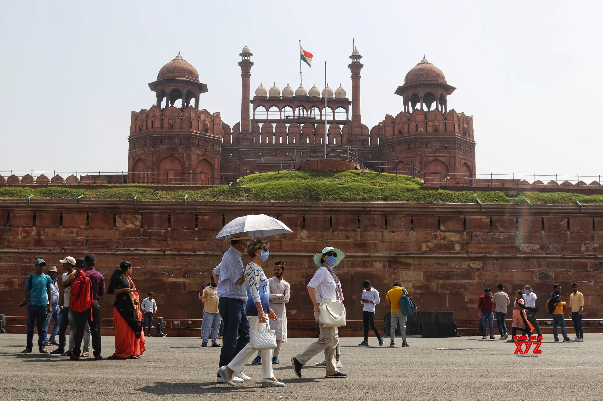 rickshawala speaking fluent english with foreign