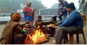 दिल्ली में ठंड का प्रकोप जारी, सर्द हवाओं से लोगों की बढ़ी परेशानी