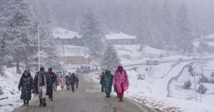 जम्मू-कश्मीर: भारी बर्फबारी के कारण राजमार्ग बंद, आज शाम से मौसम में सुधार की उम्मीद